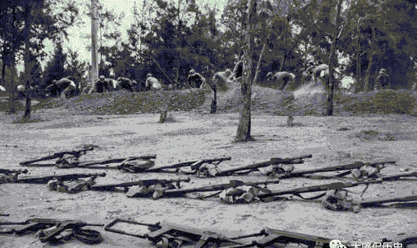 1958年炮击金门老照片: 国军军营墙被打个大窟窿, 我军炮弹威力巨大!