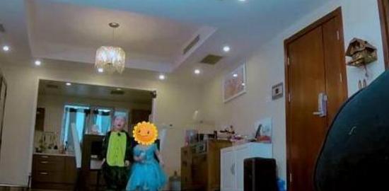 何洁晒出自己的豪宅，如今就跟孩子住一起，房子前后对比差太多了