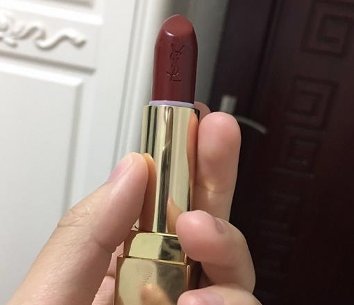 让Dior都羞愧的“贵妇级”口红，上架就被抢空，不卡唇纹显巨白