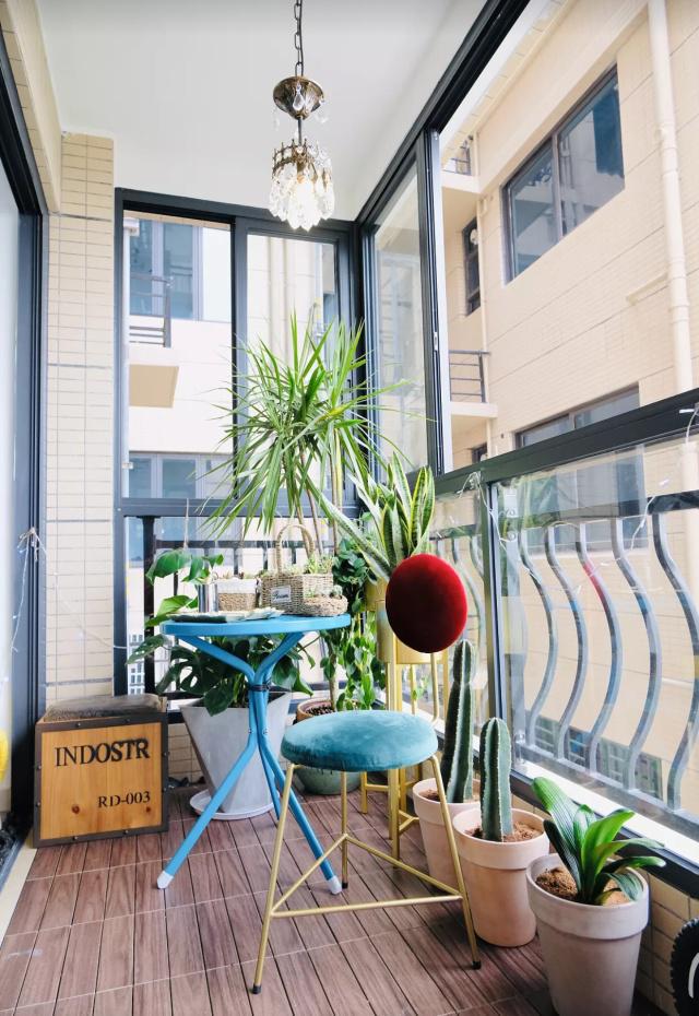 一家三口的新房，晒晒，餐厅设卡座很抢眼，电视墙打满柜子真聪明