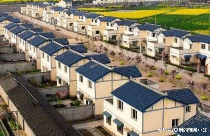 农村住房迎来好消息，今年的“统一拆迁”？新房现金农民随便选！