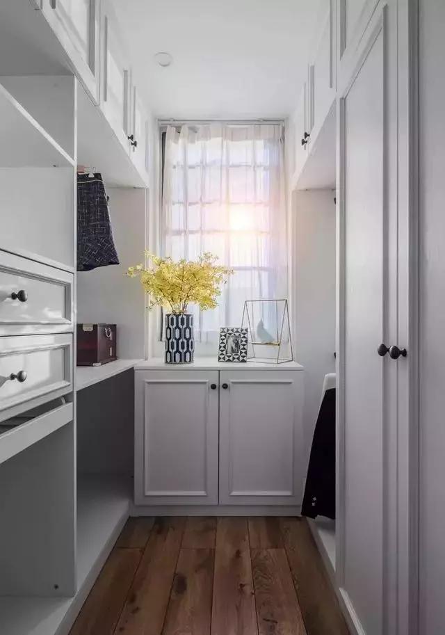 其实家里这些小空间也能打造一个时尚衣帽间，后悔知道太晚了