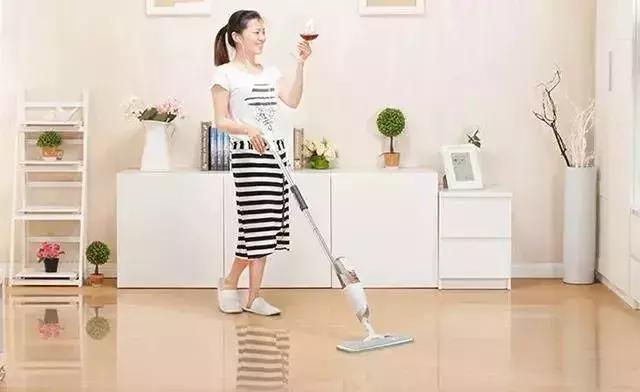 好神奇的喷雾拖把！只需要一杯水，就能拖完整间房，即拖即干