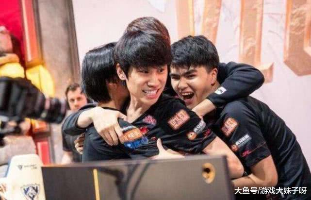 LV给FPX选手送包包，还定制冠军奖杯收纳箱，希望FPX装进奖杯带回家