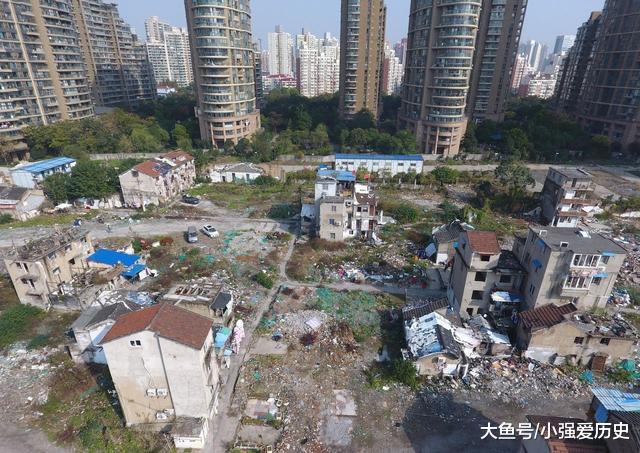 钉子户张嘴就要“1个亿”，33平方米盖了5层楼，周边房价涨五六万