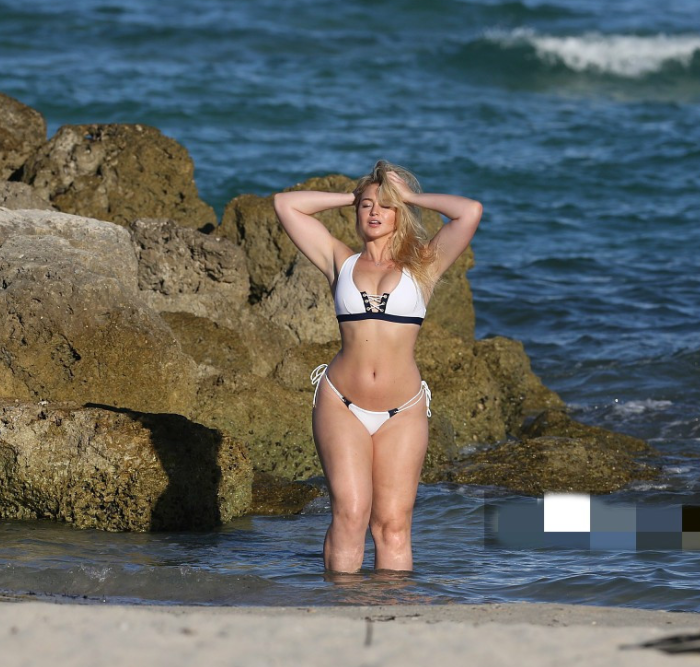 微胖模特依思克拉·劳伦斯海边度假被拍, 白色比基尼和海水更配