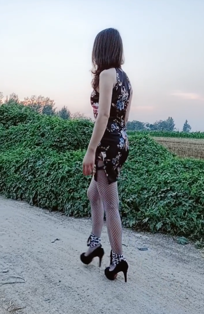 美女旗袍搭配黑丝袜，性感十足