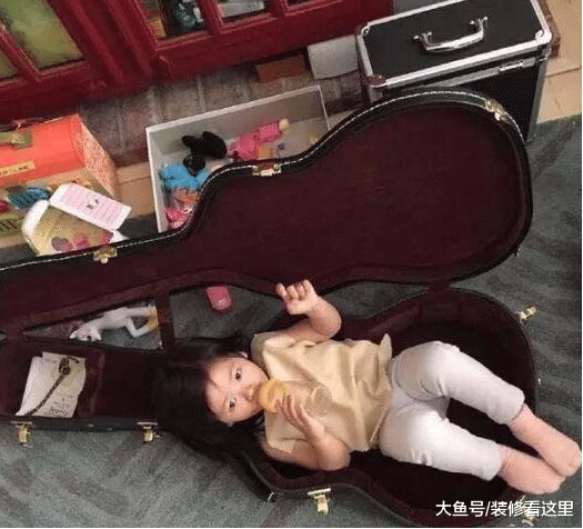 參觀主持人阿雅的家，客廳還種這么大一棵樹，空間應該很大