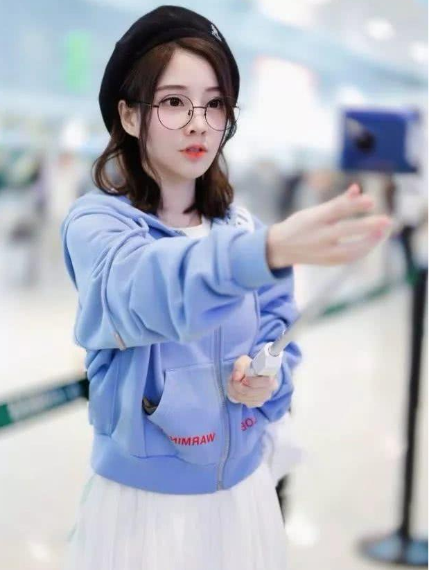 丝袜裤已彻底out了，看一看冯提莫的“丝袜裙”，凹出逆天大长腿