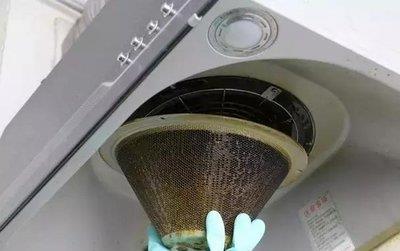 油烟机油腻腻千万别用热水擦，30年老保姆支一“奇招”，3秒干净如新