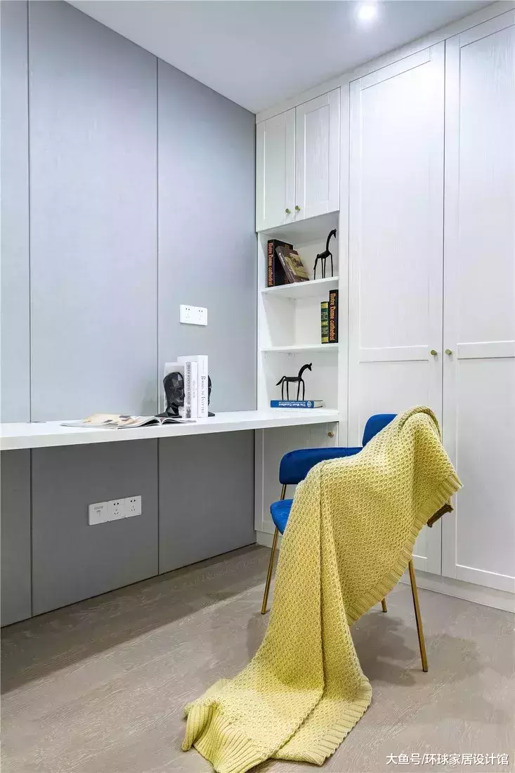 太聪明了! 书房这样搁一块板, 书桌不用买还显宽敞!