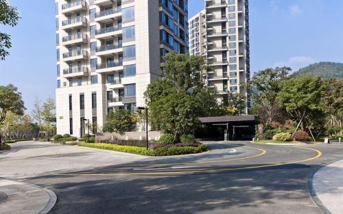 现在冲进楼市的买房人，在想什么？他们不怕房价降吗？