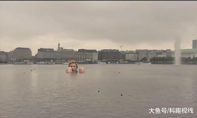 老外把“巨人美女”放湖中间泡澡，水下让人看了无语
