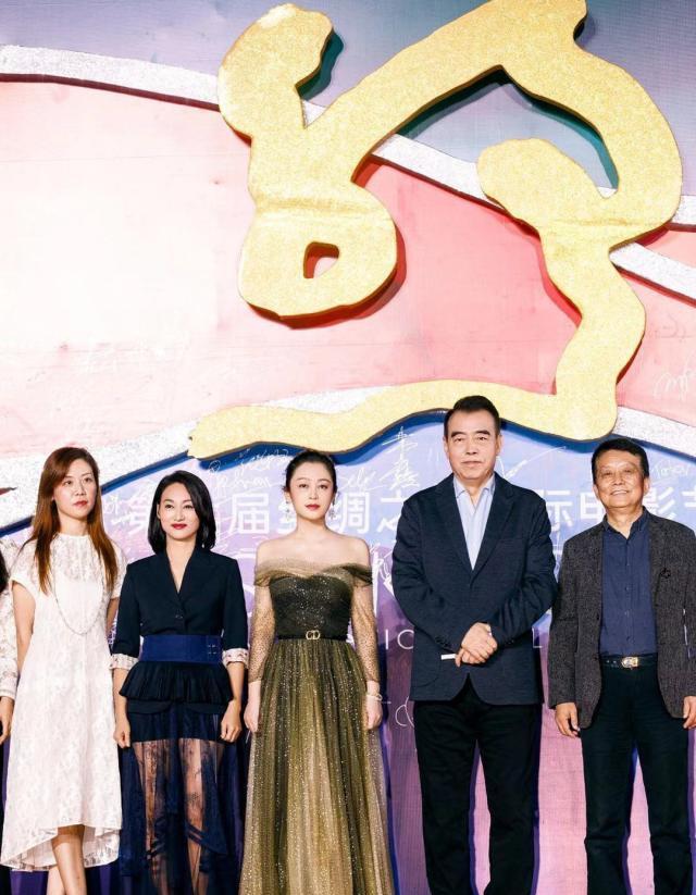 她年轻时貌美如花，今51岁穿亮片轻纱裙颜值依旧，撞衫景甜都不输