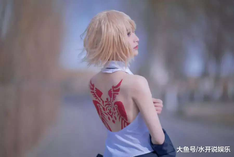 萌妹cos制服贞德，当她露出“初恋背”，网友：是恋爱的感觉！