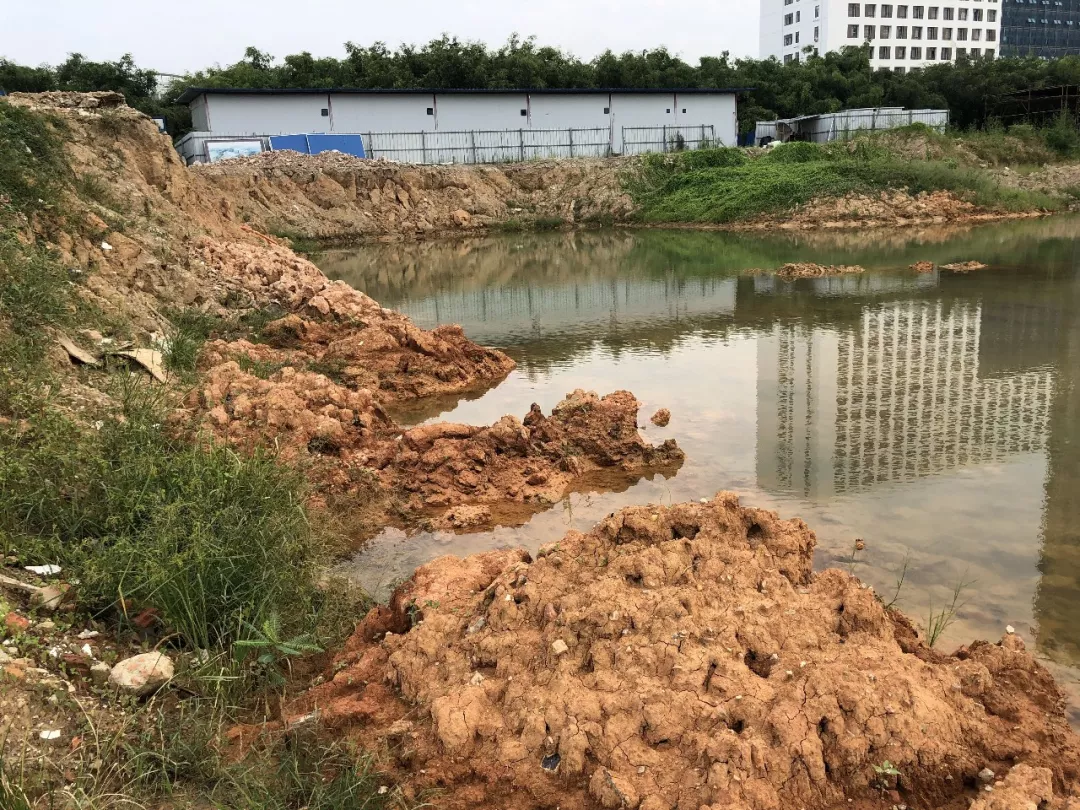 多人在南宁买房，交钱数月后仍只见一个大坑