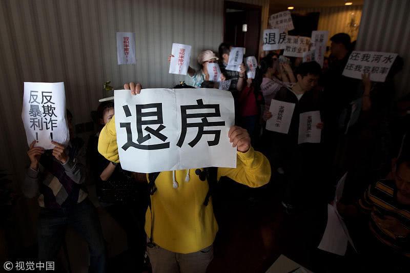 某楼盘降价1千, 业主要退差价, 一位大妈: 买房子哪有跌的啊!