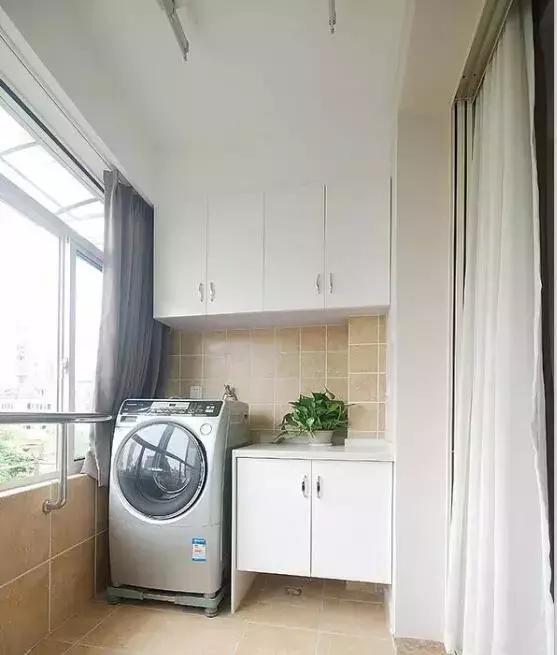 一个阳台就这样装，多出一个洗衣房，漂亮又实用！