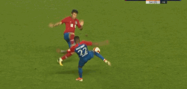 太脏了！建业铁卫恶意踩踏染红+难逃追罚 U23小将剪刀脚幸运逃红