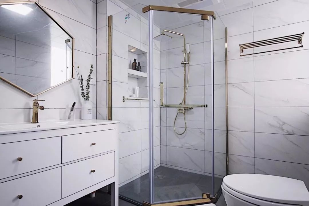 卫生间的淋浴房，怎么装隔断更好用？