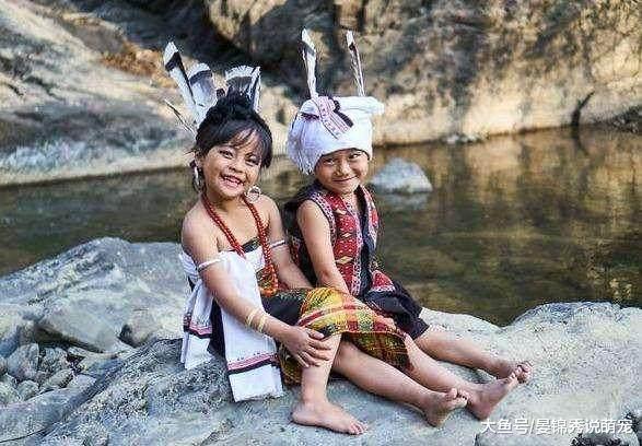 这个国家，人长得像汉人，国旗国徽也模仿中国 , 王室自于我国唐朝 !