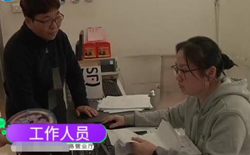 女子感觉话费有点高，到营业厅查完账单怒了：已经扣了１３年了！