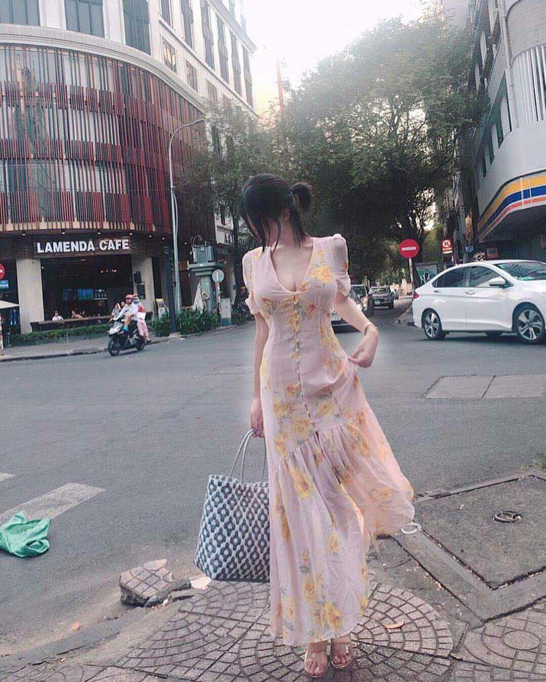 夏天到来，美女来袭，简直太养眼了！这气场一般人比不了