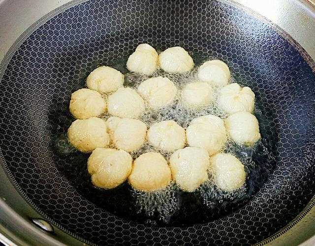 这种面食真不错，皮薄里软，比油条简单，比油饼好吃