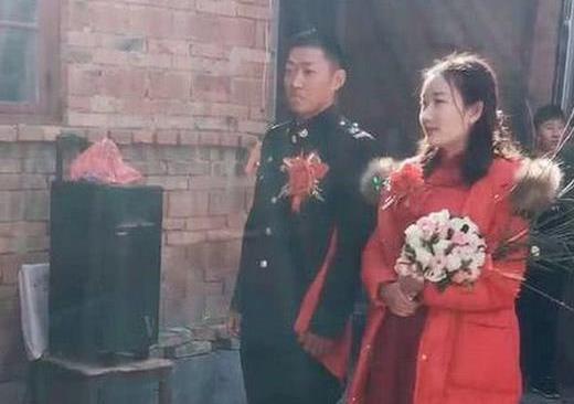 “最穷婚礼”走红，看到新娘长相后，网友：“这真的是爱情”