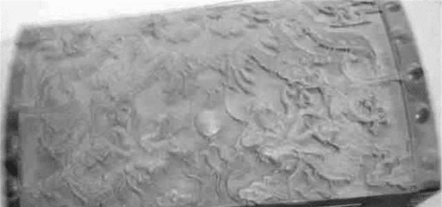 天安门重修时，一群专家警卫包围了一个破木盒，打开后众人很兴奋