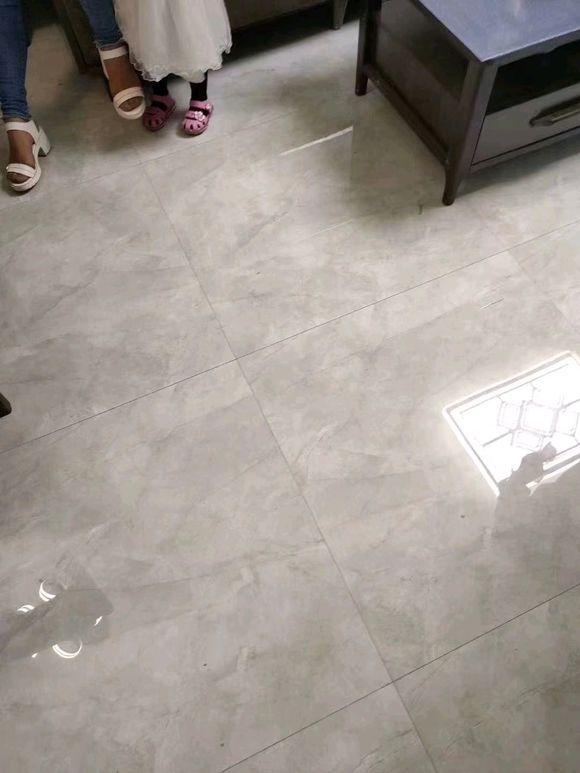 新房完工了，朋友来家里看都吐槽说很土，说是城乡结合部风格