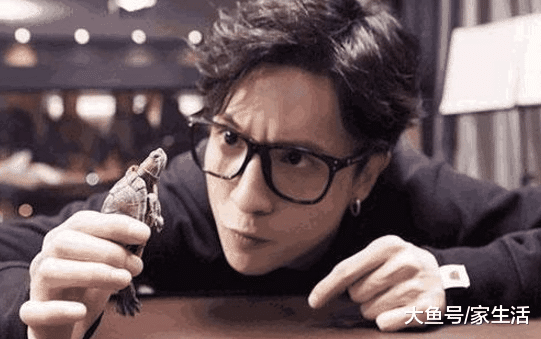 薛之謙曬出自己的豪宅，家常便飯也太豐盛了，餐桌都快放不下了