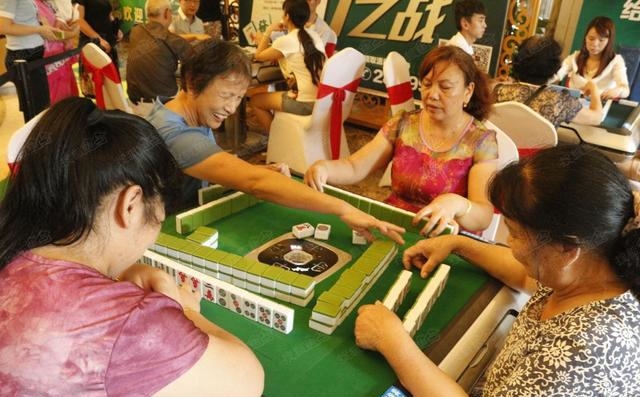 安徽老奶奶打麻将没输过，临终前告诉儿子，二张牌不留，稳赢