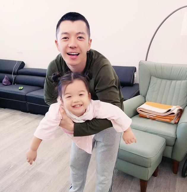 ?晒晒王栎鑫住的豪宅，如今已经变身＂女儿奴＂，家里装修很温馨