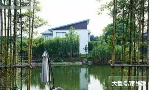 陆毅晒出自己的豪宅，小区门口看着很破烂，走进去才知是世外桃源