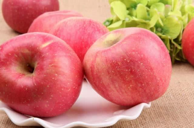 买苹果时，不知道该怎样挑选？老果农分享小妙招，苹果脆甜可口