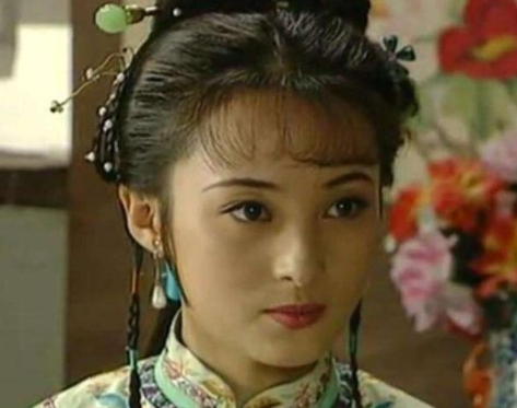 在和珅被处死后，其家产被抄光，他的小妾是被如何处置的？