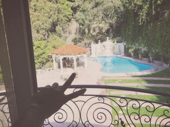 参观黄子韬如今住的豪宅，客厅还有回旋式楼梯，一看就知捞金不少