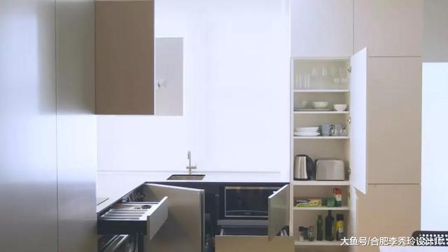 只是个带阳台的房间，改造成一套30㎡单身公寓，沙发背景墙是床