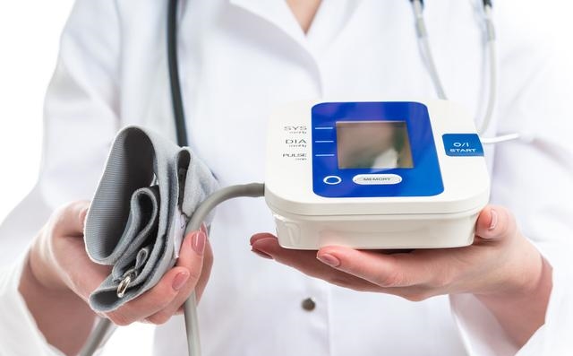 61岁大爷高温泡脚，突发脑梗，医生：这5大习惯，改掉一个也不至于此