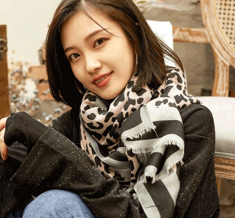别再带老土“大围脖”啦！今秋流行这样的丝巾，出街时尚又吸睛