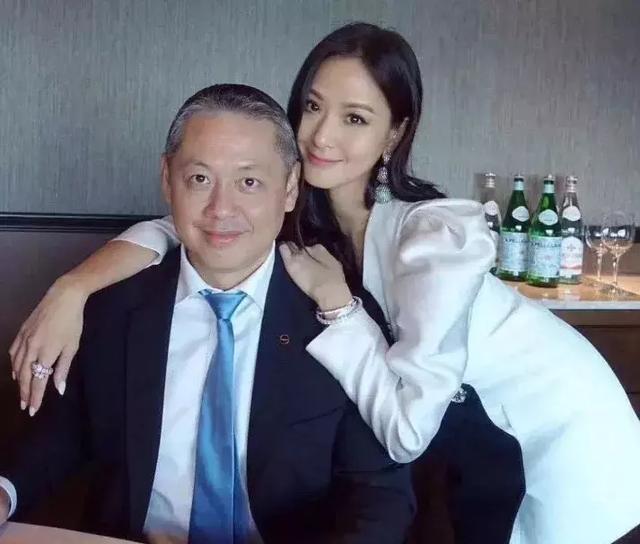 13岁就被富豪看中，追了6年终于追到手，一张旺夫脸曾一晚赚13亿