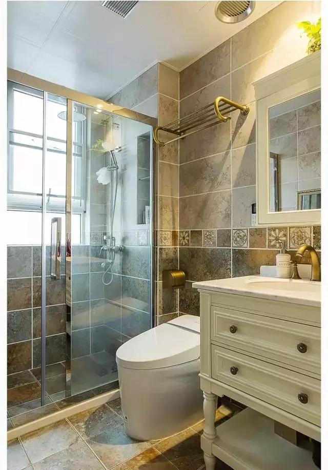 轻奢靓丽的简欧三居室，开门见厅的户型同样能做到完美的入户收纳