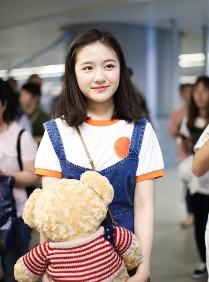 李兰迪长相清秀，演技更是可圈可点，得到圈内的高度赞扬