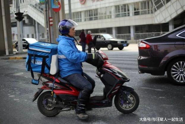 女子深夜点外卖, 备注栏提出额外要求, 外卖小哥: 很乐意帮你