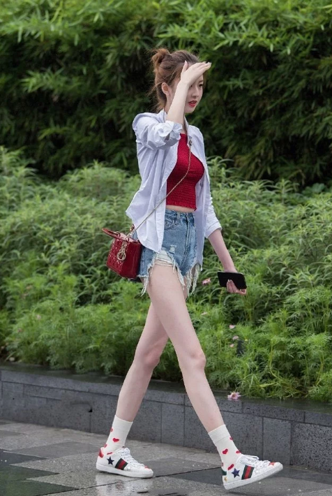 小姐姐的休闲系穿搭，看到鞋子颜色一点也不含糊