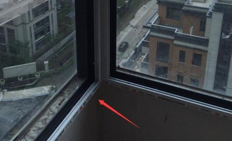 这才是封闭阳台正确的安装方式，自己家装修时，就做错了