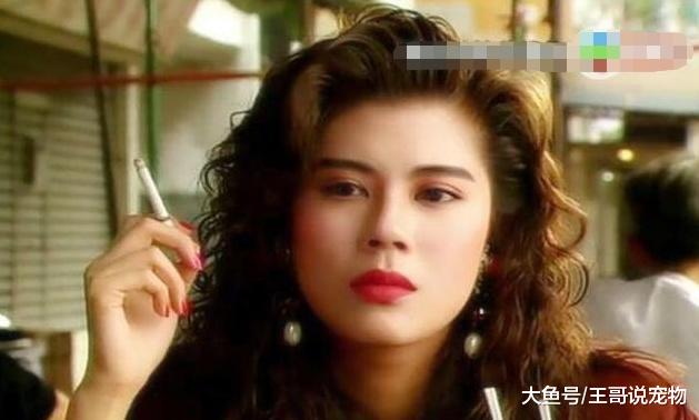 曾被金庸捧红，车祸后脸部需用铁钉固定，如今54岁女神依旧单身