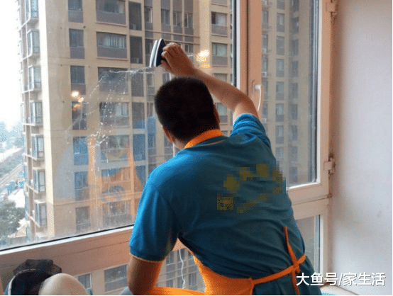 每次擦完玻璃都很容易脏，保洁阿姨教你一招，擦完半年都不沾灰