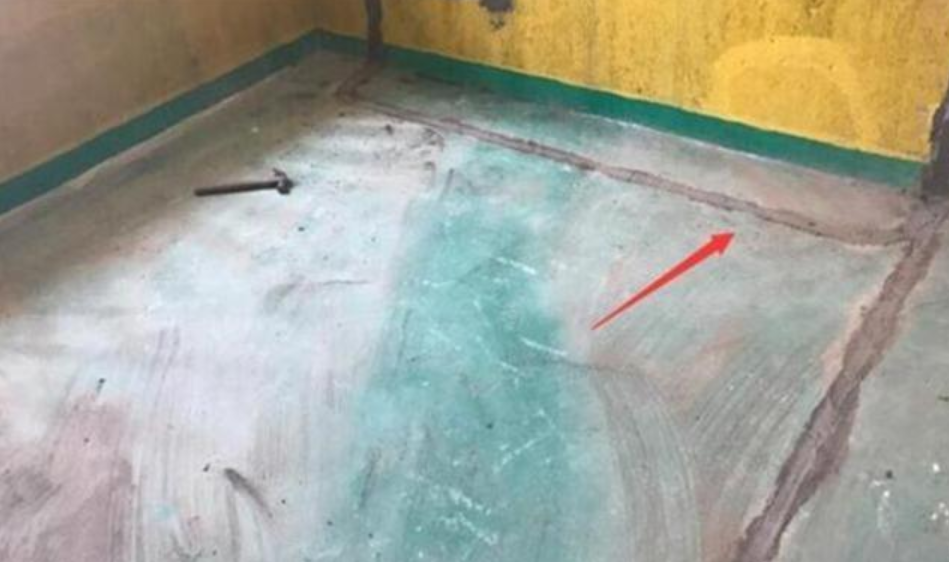 水电验收，邻居刚进门就要求返工，而电工则笑称他是对的